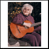 Como siempre, acompa&ntilde;ada de su fiel compa&ntilde;era de toda la vida, su guitarra, vemos a la Sra. Carmen Barrios, hija del escritor Eduardo Barrios, m&aacute;s conocida en nuestra zona como "Do&ntilde;a Pita".
