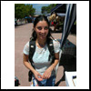 Jeniffer disfruta la feria artesanal que se instala en la plaza.