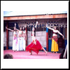 En la imagen, Marcela Paz Labra Gonzales y un grupo de compa&ntilde;eras en una presentaci&oacute;n de baile en el "Colegio Andino".