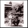 Don Eduardo Barrios, premio nacional de literatura en 1946, sosteniendo la guitarra de su hija Pita (Carmen Barrios). La foto fue tomada en los años 50 en su casa de San José de Maipo, donde ahora funcionan esta revista y "la libroteca".