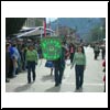 Las apoderadas y algunos apoderados, junto a nuestros escolares se presentan con entusismo en un desfile. A&ntilde;o 2005.