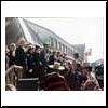 A&ntilde;os 80. Las autoridades y otros representantes, reciben el tradicional cacho de chicha durante un desfile.