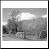 Vista en Blanco y negro para acentuar lo antiguo de un corral para las cabras.