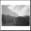 Juegos de luces y sombras formados por las siluetas antojadizas de las nubes y las monta&ntilde;as que se aprecian mejor en blanco y negro.