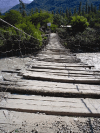El actual puente colgante (El Toyo) frente a la Pata del Diablo . (Fotograf&iacute;a : Francisco Andres Zavala) 