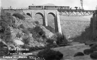 Puente del Ferrocarril Militar sobre el Río Colorado. (Fotografía de Estudio Cassis).