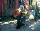 Doña Pita Barrios, cantando y tocando su guitarra en su casa de San José