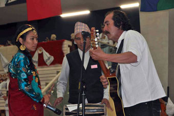 JUAN COMPARTE CON MÚSICOS DE NEPAL.