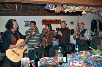 EN UN RESTAURANT DE SAINTE CROIX, EN UNA CENA DE DESPEDIDA A LOS MÚSICOS DE NEPAL Y RUMANIA