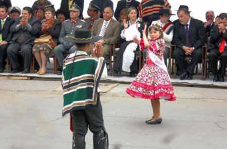Paulette Silva (10 años) y Fabián Baeza (12 años), campeones de cueca.