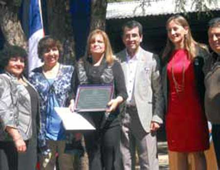 VICTORIA RÍOS, ANDRÉS VENEGAS Y LA DIRECTORA DE LA ESCUELA, MARCELA BRODSKY