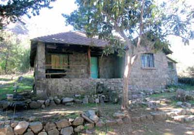 La casita de piedra en el cerro, que fue el taller de Leopoldo Castedo.
