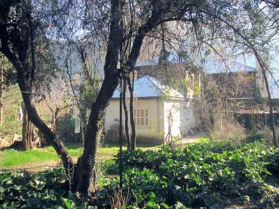 La casa, hoy en día, vista desde el jardín trasero.