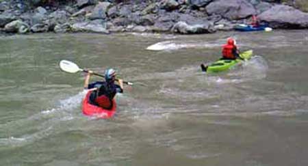 Kayakismo en pleno Río Maipo