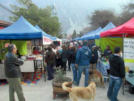 VISTA DE LA FERIA DEL LADO SUR DE LA PLAZA DE SAN JOSÉ, CON ARTESANOS
