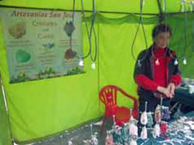 LETICIA HACE COLLARES CON CRISTALES QUE CURAN