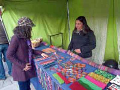 VALESKA TRABAJA EL CUERO Y EL MACRAMÉ 