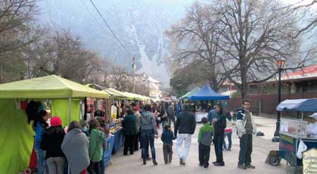 VISTA DE LA FERIA DEL LADO NORTE DE LA PLAZA DE SAN JOSÉ, CON ARTESANOS