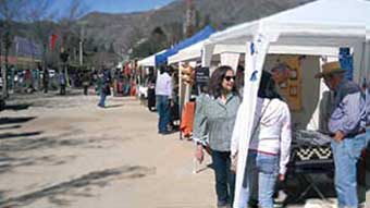 Exposición de artesanos en la Estación El Melocotón