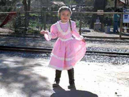 Y LA NIÑA VALENTINA SE INSPIRÓ CON EL RITMO DE LOS FOLCLORISTAS...