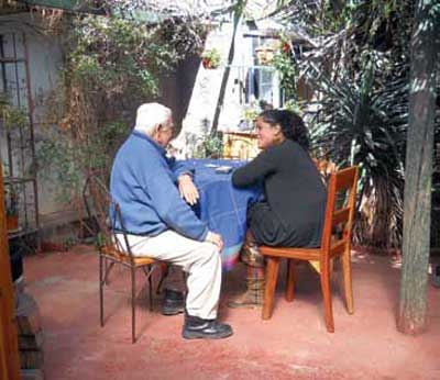 Don Vitoco y Cecilia conversan...