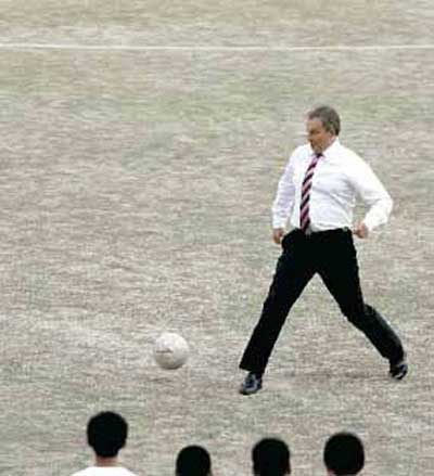 TONY BLAIR RECIBIENDO PELOTA...