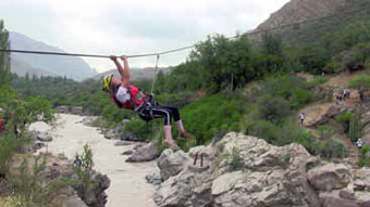 Cruce del río co cuerdas