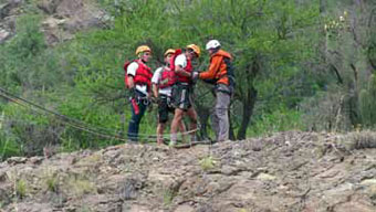 Cruce del río co cuerdas