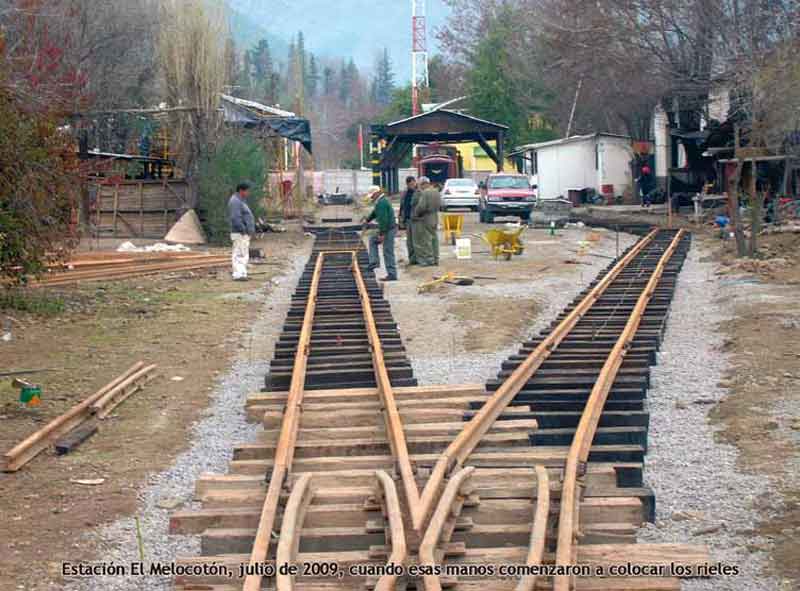 ESTACIÓN EL MELOCOTÓN, JULIO DE 2009, ESAS MANOS COLOCANDO LOS RIELES