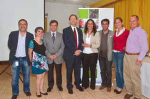 Autoridades locales y representantes de la empresa