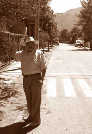 CALLE DEL RÍO, 2013. EL AUTOR DE ESTAS LÍNEAS EN LA EX CALLE DE LA LÍNEA