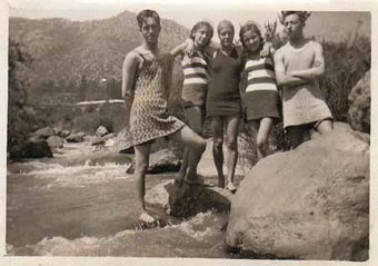 JÓVENES ZAMUDIO EN LA PLAYITA DEL MAIPO - ESTERO SAN JOSÉ- VERANO DE 1929.