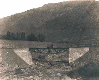 Foto de tapa: Puente sobre el estero San José recién terminado.