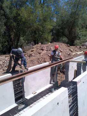 REPARACIÓN DE LOS COCHES Y LOCOMOTORAS EN EL POZO QUE SE ESTÁ CONSTRUYENDO.