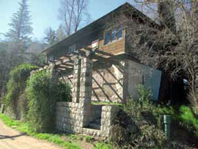 La casona de la discordia : frontis hacia el camino vecinal.
