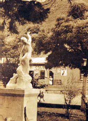 La "Venus desnuda" de la Plaza. Al fondo, el restaurante Colo Colo.