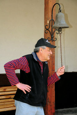 el Director Cultural como boletero y campanero.