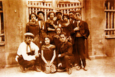 Grupo de j&oacute;venes con disfraces; una costumbre de la &eacute;poca en estas fiestas.