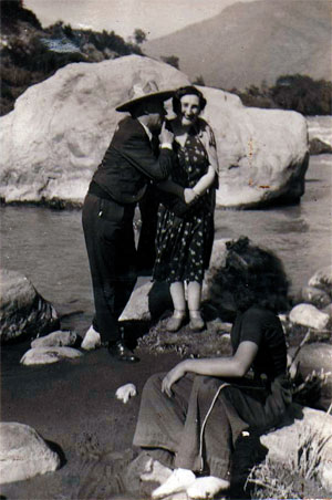 El escritor, su esposa, Carmen Rivadeneira y la hija menor, Angélica.