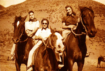 Las tres hijas de Eduardo Barrios y Carmen Rivadeneira.
