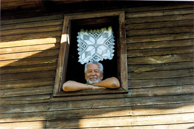 Humberto Espinosa Poblete, en la ventana.