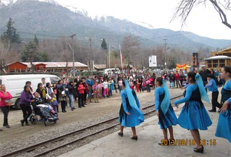 Grupo folklórico entrando al escenario en la estación El Melocotón.