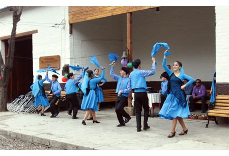 Grupo folklórico en plena actuación en la estación El Melocotón.