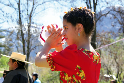 Hermosa ''China'' batiendo palmas para empezar un pie de Cueca.