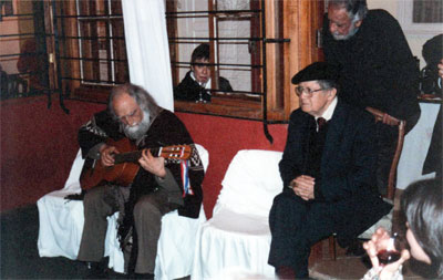 Gast&oacute;n y Fidel en casa de este &uacute;ltimo, en calle Campoamor, Santiago. 
