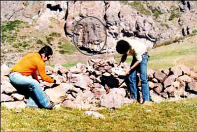Señal de rocas en forma de triángulo, señala un caletón (caverna) alargado