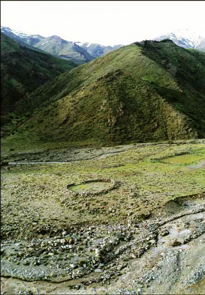 Círculo de piedra empircado, sector ''Tres Esteros'', estero ''San José''.