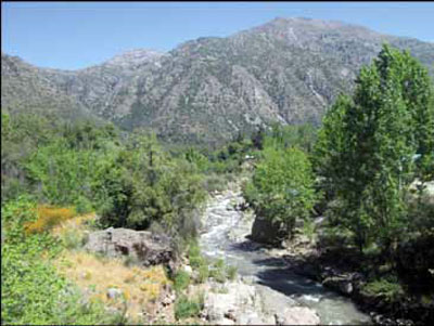 Vista hacia su desembocadura en el río Maipo, al poniente.
