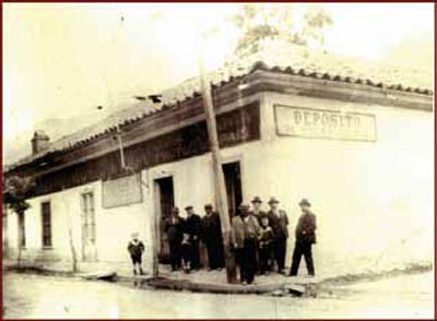 Comercio con Dos Sur, esquina sur poniente, antiguamente la Calle del Medio
