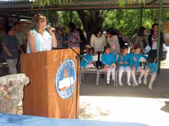 La Directora Marcela Brodsky se dirige al público.